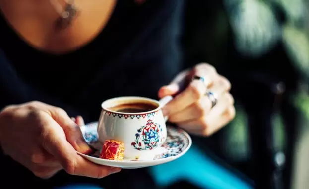 تمتلك القهوة التركية تقليدا فريدا من نوعه بطعمها ورائحتها ورغوتها وطريقة إعدادها وتقديمها