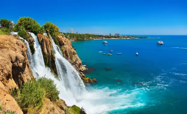 كلمة أنطاليا تعني "موطن أتالوس" نسبة لمؤسس المدينة ملك مملكة بيرغامون أتالوس الثاني