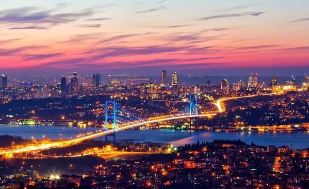 صورة ليلية لإحدى مناطق إسطنبول