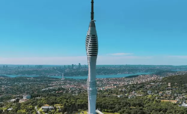 يبلغ طول برج تشامليجا 369 مترا بارتفاع 587 مترا فوق مستوى سطح البحر