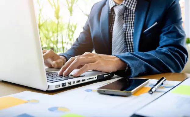 يتكون التوقيع الإلكتروني من أحرف أو رموز تضمن نقل المعلومات في بيئة آمنة