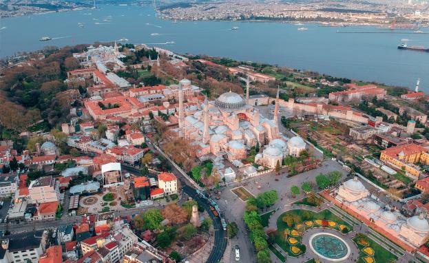 تنقسم تركيا بشكل رئيسي إلى سبع مناطق