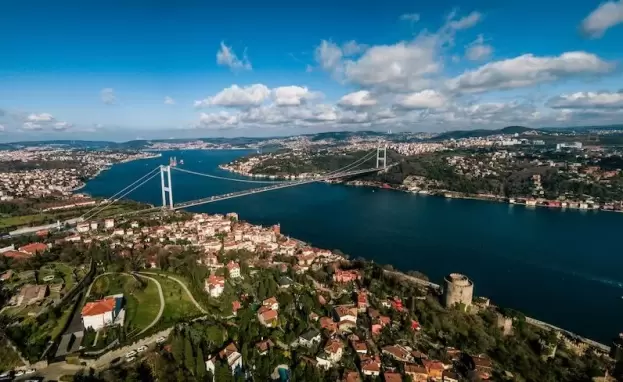 هذا الوصف ورثته إسطنبول إثر بناء المدينة قديما على النموذج الروماني