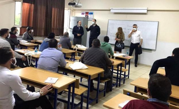 يتضمن المنهاج المقدم في دورات الاندماج مواضيع تعريفية عن الثقافة واللغة والقانون التركي