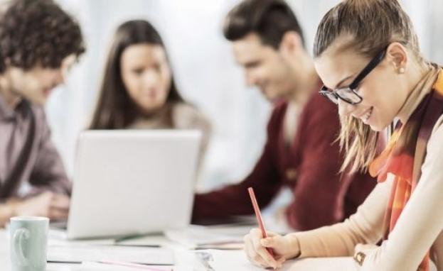 يحق للطلاب التقدم بطلب الانتقال من جامعة لأخرى عند إكمال السنة الأكاديمية الأولى على الأقل