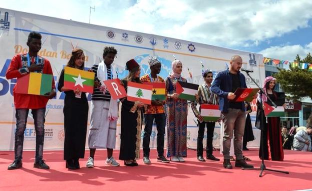 مجموعة من الطلبة الأجانب في تركيا خلال مشاركتهم في أحد الفعاليات