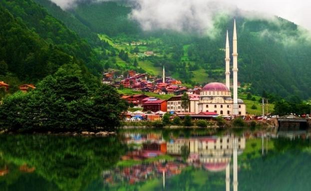 بحيرة أوزونجول في طرابزون إحدى الوجهات المفضلة لقضاء العطلة في تركيا عند العرب