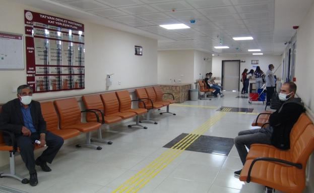 مواطنون أتراك خلال انتظارهم مواعيدهم في أحد المستشفيات الحكومية في تركيا