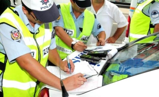 صورة توضيحية لشرطة المرور أثناء اصدار المخالفة المرورية في تركيا