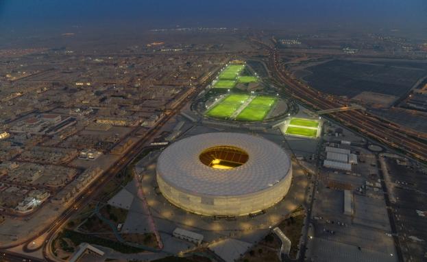 أخذ التصميم الخارجي للملعب شكل "القحفية" بهدف التعريف بالثقافة العربية لجماهير كأس العالم 2022