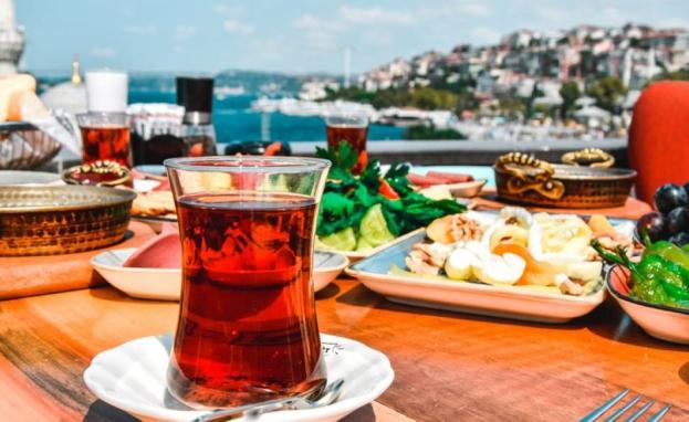 تختلف مكونات وأصناف وجبة الفطور التركي من محافظة إلى أخرى باختلاف الثقافة والعادات