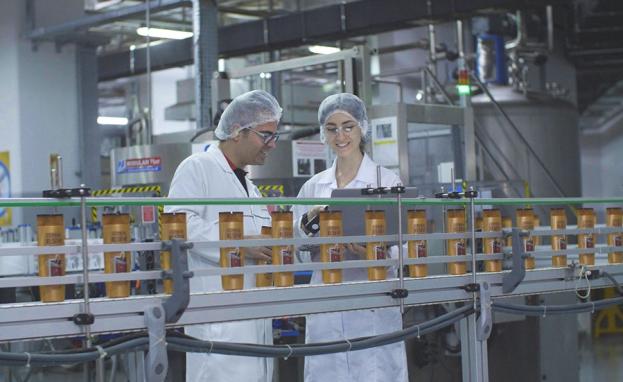 من داخل أحد مصانع مستحضرات التجميل في تركيا