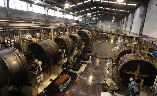 أحد مواقع صناعة الجلود التركية - منطقة توزلار في إسطنبول