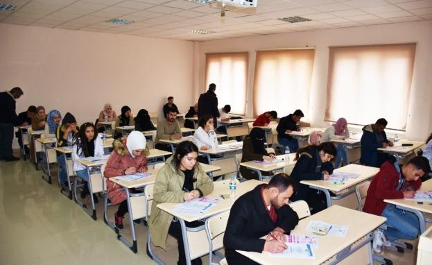 مجموعة من الطلبة الأجانب والعرب خلال تقدمهم لامتحان اليوس في تركيا، جامعة حران /ولاية شانلي أورفا