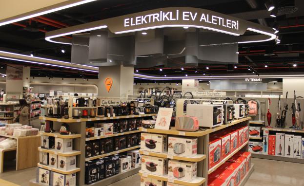 صورة توضيحية لقسم الأجهزة الكهربائية المنزلية في أحد المعارض التركية، وهو معنى الجملة المكتوبة باللغة التركية في الأعلى