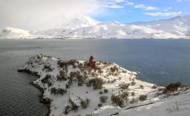 صورة لبحيرة فان بعد أن اكتست بالثلوج