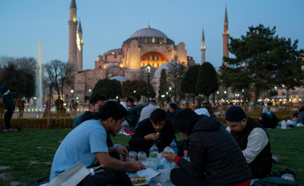 جانب من أجواء إفطارات رمضان في تركيا (حديقة عامة)