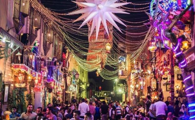 من أجواء رمضان في شوارع مصر التي تشتهر بزينتها واكتظاظها بالمارة