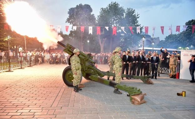 إطلاق مدفع رمضان في ساحة السلطان أحمد بإسطنبول (أرشيف)