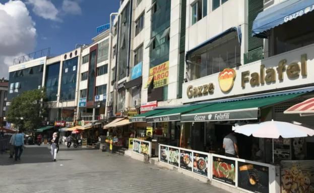 أسنيورت حي شعبي قديم في إسطنبول مليئ بالمطاعم والمحلات العربية