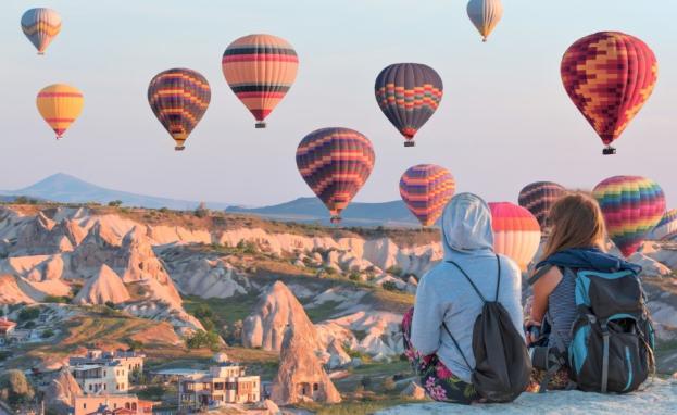 تقع كابادوكيا وسط الأناضول وتشتهر بالمناطيد التي تضفي على المدينة مناظر ساحرة