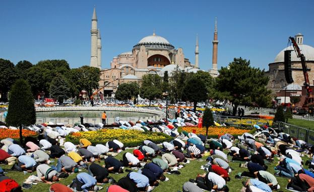صلاة عيد الأضحى في تركيا أمام مسجد آيا صوفيا