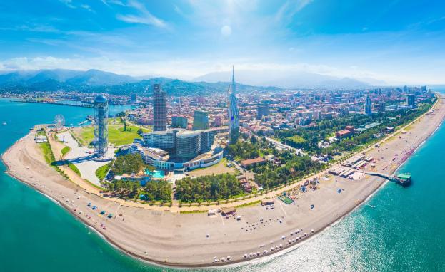 بين قارتي أوروبا وآسيا تحيط بحار تركيا بثلاث جهات