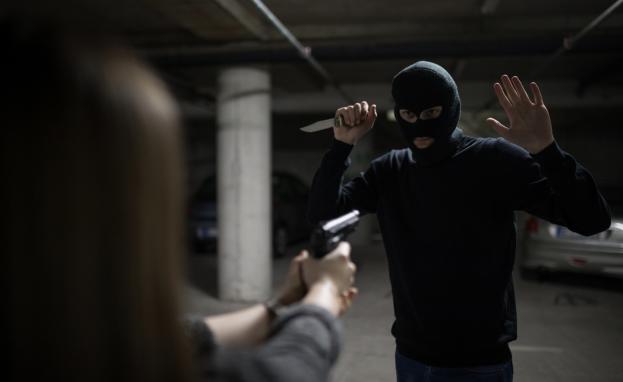 من الحقوق الأساسية للإنسان المحمية بمختلف القوانين حول العالم حق الدفاع الشرعي أو الدفاع عن النفس