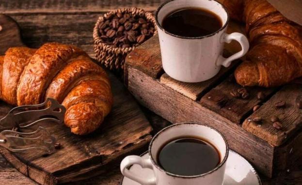 لا تتكون الرغوة في القهوة المفلترة مثل القهوة سريعة التحضير أو القهوة التركية. وعادة ما تكون سوداء اللون.