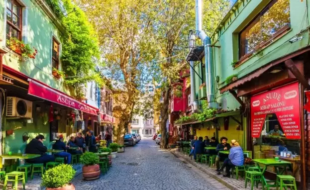 بقيت بعض أجزاء إسطنبول دافئة حيث يعرف الناس بعضهم البعض ويعيشون حياة سعيدة