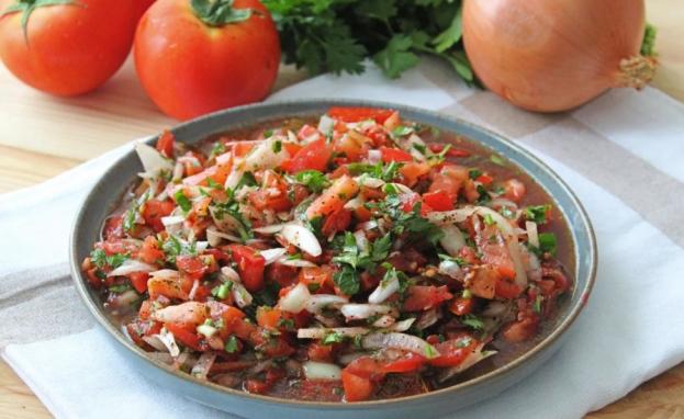 يحرص الكثيرون على تناول السلطات التركية بجانب الطعام وتتنوع أشكالها وألوانها