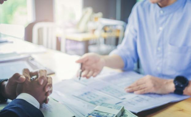 تدور تساؤلات عديدة من العرب والسوريين في تركيا عن آلية سحب الأموال من الحساب البنكي عندما يتوفى شخص ما لديه حساب مصرفي