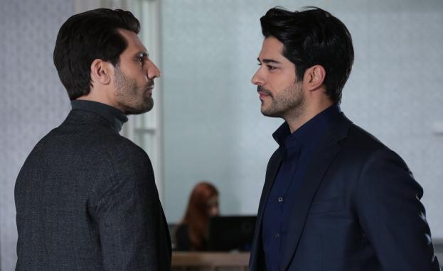 تدور أحداث المسلسل التركي حب أعمى حول شاب فقير الحال يدعى كمال