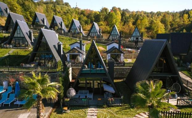 تلقى أكواخ صبنجة إقبالًا كبيرًا من قبل السياح لما توفره من خدمات مميزة