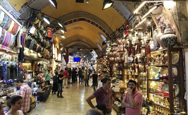 من المشاريع التي يقبل عليها الأجانب من العرب والسوريين شراء المحال التجارية في تركيا