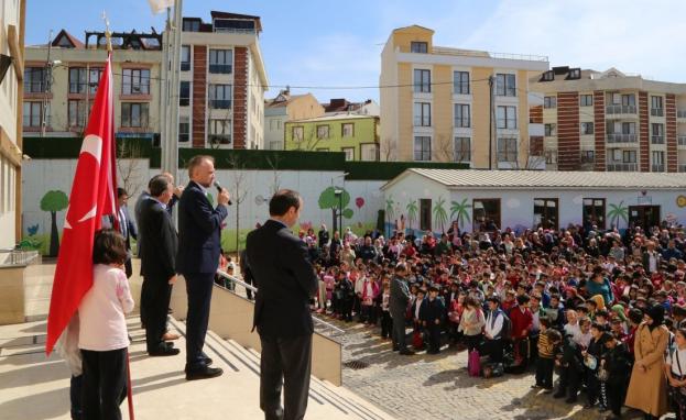 وتساعد تلك القواعد الطلاب في المدارس التركية أن يكبروا وينموا على احترام القوانين