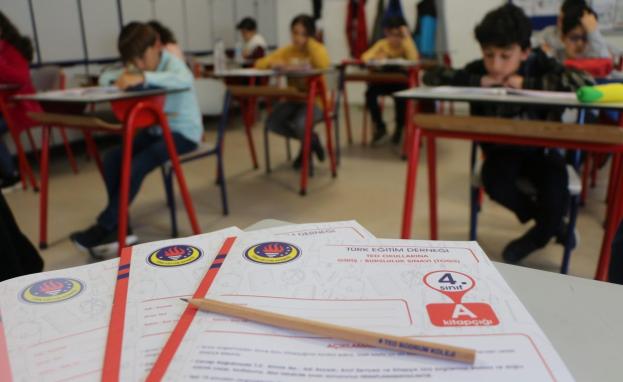 تدور التساؤلات عن قواعد الامتحانات والملابس في المدارس التركية