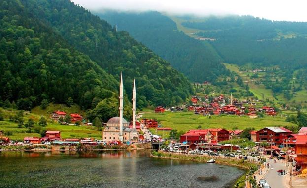 السياحة في الشمال التركي تأسر قلوب الزوار في أجمل مدنه