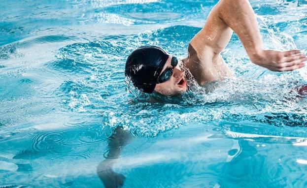 تُعدّ السباحة في نوادي تعليم السباحة في اسطنبول مكسبًا كبيرًا للعديد من الأشخاص من ناحية الجودة والأسعار المناسبة