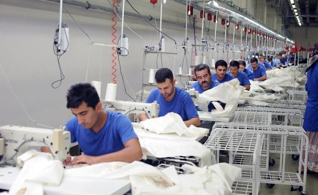 تزداد معاناة العاملين والمستثمرين السوريين بمجال قطاع الألبسة في تركيا