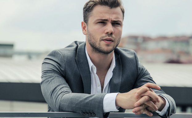 تولغا ساريتاش بالتركية Tolga Sarıtaş ممثل تلفزيوني وسينمائي تركي