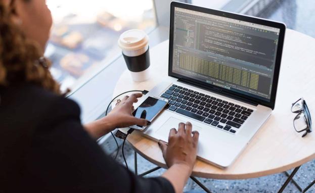 4,000 ليرة تركية أجور المطورين المبتدئين الذين اختاروا العمل في البرمجة في تركيا