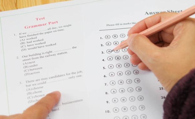 يحتاج امتحان التوفل إلى أكثر من 4ساعات، أما الآيلتس فيحتاج إلى ساعتين و45 دقيقة،كالفرق بين التوفل والآيلتس