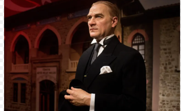 أتاتورك تخرج برتبة ملازم ثاني عام 1902، وكان من العشرة الأوائل على دفعته