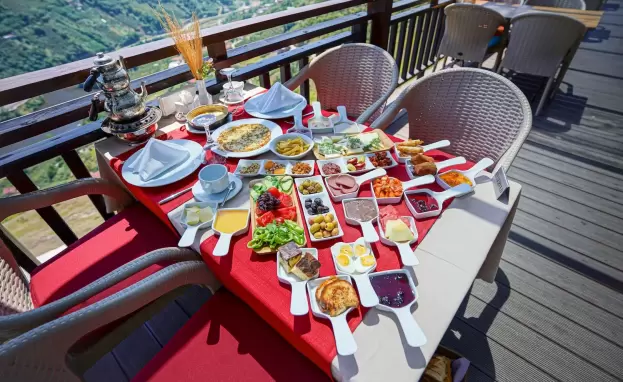 تعد تجربة الفطور في طرابزون من التجارب الفريدة التي يُنصَح زوار طرابزون بها حيث الأطعمة الشهية والإطلالة التي لا مثيل لها