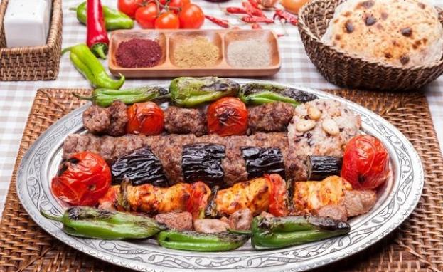 يوجد العديد من الأطباق التي تستحق التجربة في غازي عنتاب والتي تشتهر بمذاقها اللذيذ والمميز