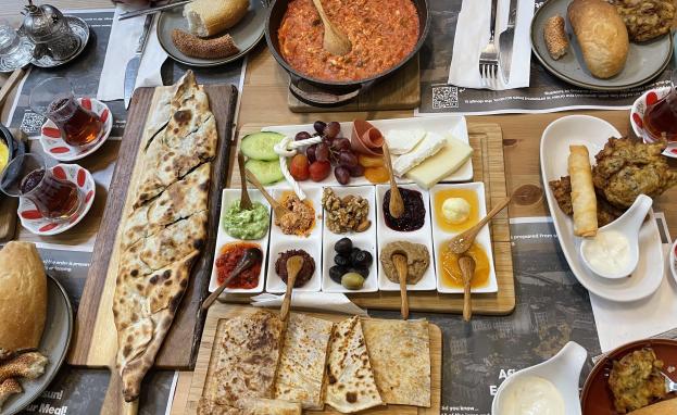 يشتهر الفطور في أنقرة بتنوع كبير في الأطباق الغذائية المقدمة التي يوفرها والتي ترضي جميع الأذواق