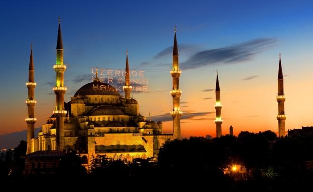 يحرص المسلمون في ليلة القدر على زيادة العبادات للتقرب إلى الله