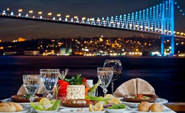 توفر المطاعم المطلة على البوسفور للسياح تجربة ساحرة على إطلالة هذه المدينة الجميلة والأجواء الرومانسية التي لا تقاوم