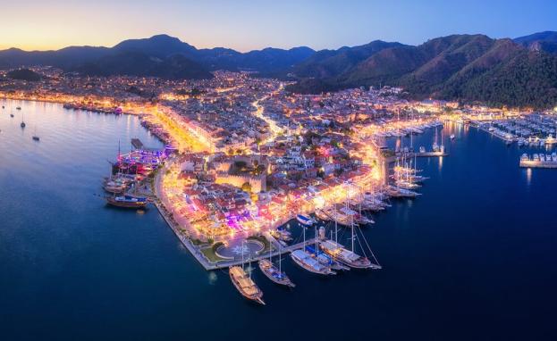 تعتبر العديد من الأماكن في مرمريس وجهات استثنائية